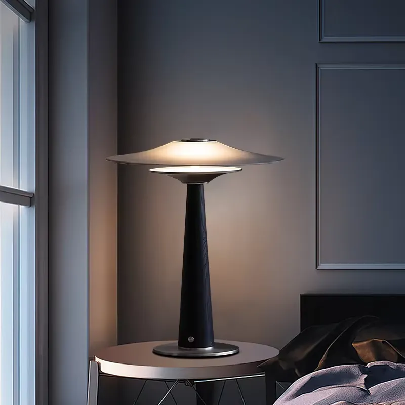 Solar Lamp - モダンな高級感あふれるスカンジナビアデザインのデスクランプ。石製の本体とガラス製のシェードが特徴で、寝室やリビング、家庭のインテリアに最適な、心地よい間接照明を提供します。